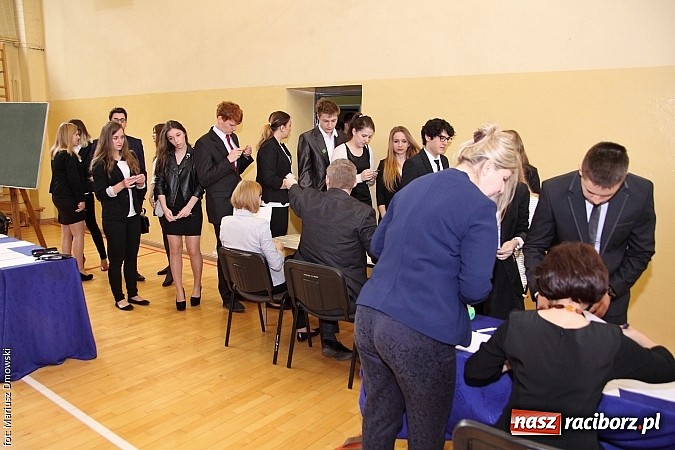 Zdjęcie w galerii na portalu naszraciborz.pl: Maturzyści z II LO piszą maturę z języka polskiego! wiadomości z regionu