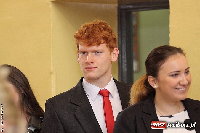 Zdjęcie w galerii na portalu naszraciborz.pl: Maturzyści z II LO piszą maturę z języka polskiego! wiadomości z regionu