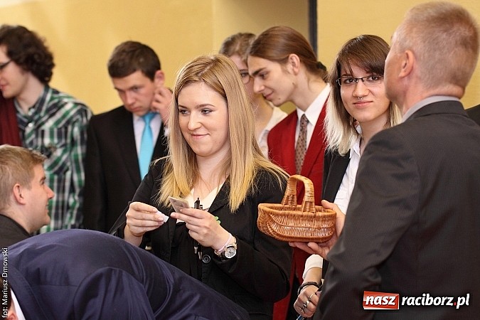 Zdjęcie w galerii na portalu naszraciborz.pl: Maturzyści z II LO piszą maturę z języka polskiego! wiadomości z regionu