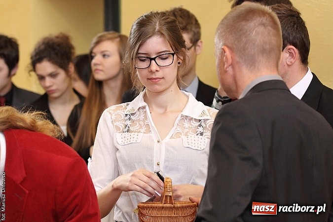 Zdjęcie w galerii na portalu naszraciborz.pl: Maturzyści z II LO piszą maturę z języka polskiego! wiadomości z regionu