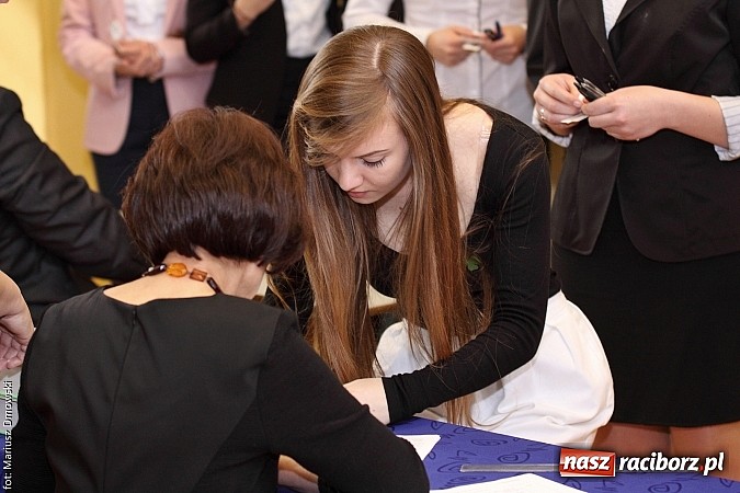Zdjęcie w galerii na portalu naszraciborz.pl: Maturzyści z II LO piszą maturę z języka polskiego! wiadomości z regionu