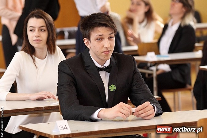 Zdjęcie w galerii na portalu naszraciborz.pl: Maturzyści z II LO piszą maturę z języka polskiego! wiadomości z regionu
