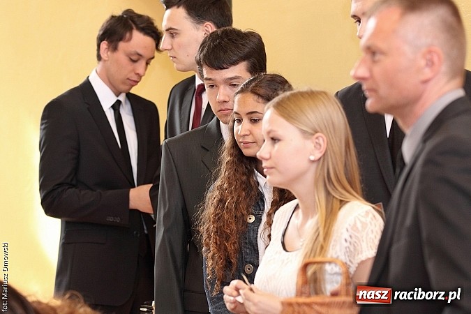 Zdjęcie w galerii na portalu naszraciborz.pl: Maturzyści z II LO piszą maturę z języka polskiego! wiadomości z regionu