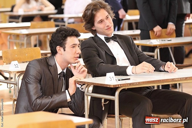 Zdjęcie w galerii na portalu naszraciborz.pl: Maturzyści z II LO piszą maturę z języka polskiego! wiadomości z regionu