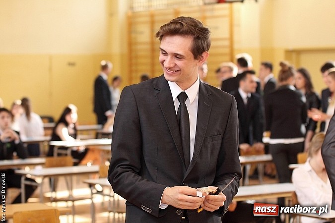 Zdjęcie w galerii na portalu naszraciborz.pl: Maturzyści z II LO piszą maturę z języka polskiego! wiadomości z regionu