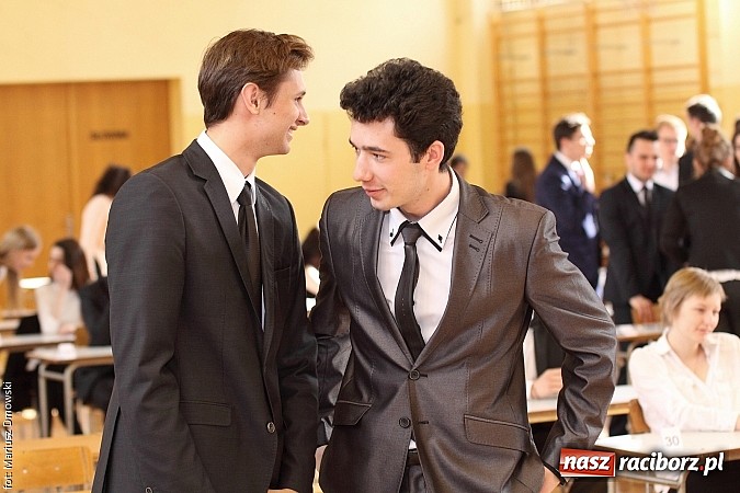 Zdjęcie w galerii na portalu naszraciborz.pl: Maturzyści z II LO piszą maturę z języka polskiego! wiadomości z regionu