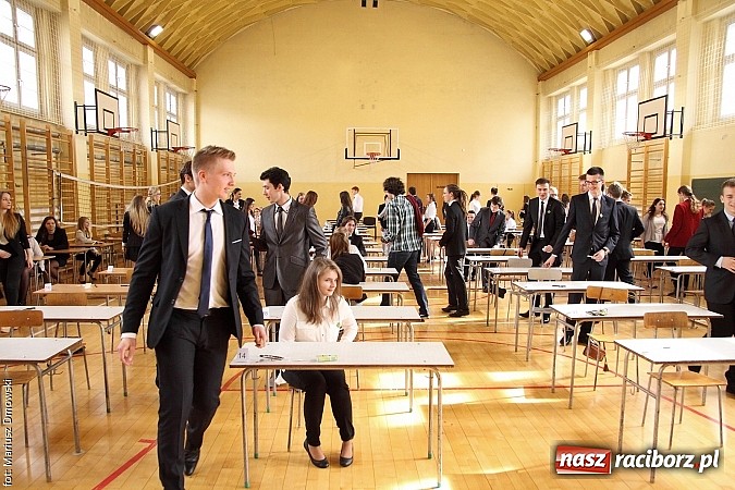 Zdjęcie w galerii na portalu naszraciborz.pl: Maturzyści z II LO piszą maturę z języka polskiego! wiadomości z regionu