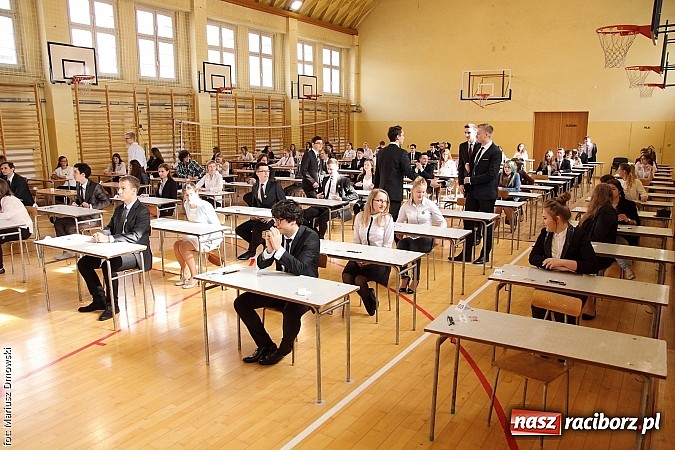 Zdjęcie w galerii na portalu naszraciborz.pl: Maturzyści z II LO piszą maturę z języka polskiego! wiadomości z regionu