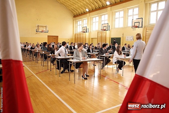 Zdjęcie w galerii na portalu naszraciborz.pl: Maturzyści z II LO piszą maturę z języka polskiego! wiadomości z regionu