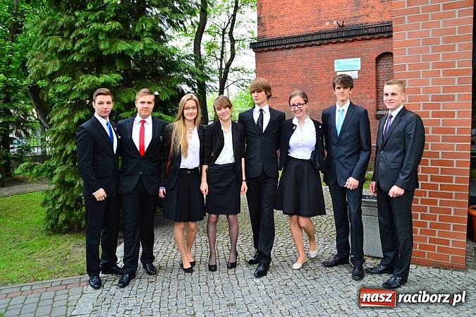 Zdjęcie w galerii na portalu naszraciborz.pl: Maturzyści I LO z optymizmem zasiedli do egzaminu z języka polskiego wiadomości z regionu