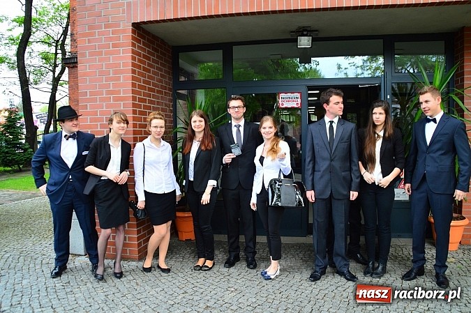 Zdjęcie w galerii na portalu naszraciborz.pl: Maturzyści I LO z optymizmem zasiedli do egzaminu z języka polskiego wiadomości z regionu