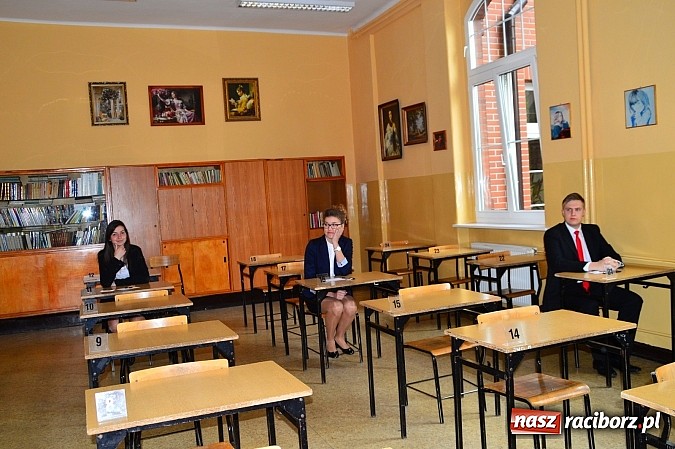 Zdjęcie w galerii na portalu naszraciborz.pl: Maturzyści I LO z optymizmem zasiedli do egzaminu z języka polskiego wiadomości z regionu