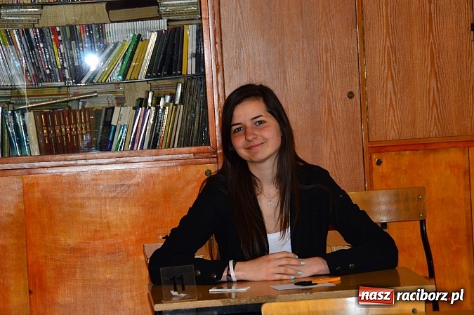 Zdjęcie w galerii na portalu naszraciborz.pl: Maturzyści I LO z optymizmem zasiedli do egzaminu z języka polskiego wiadomości z regionu