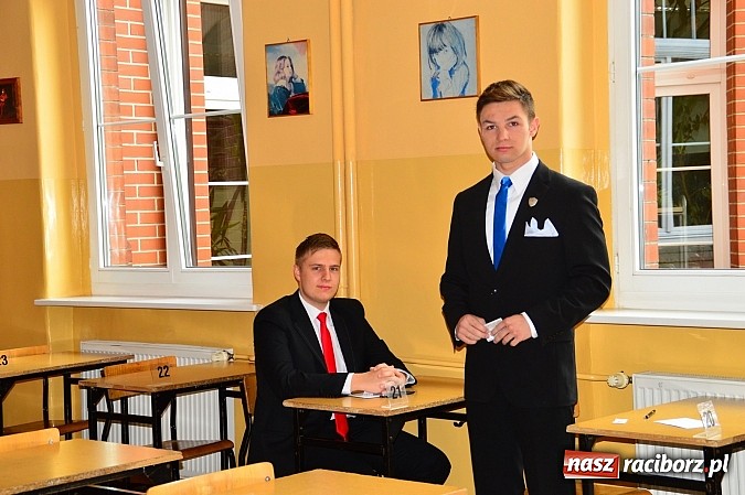 Zdjęcie w galerii na portalu naszraciborz.pl: Maturzyści I LO z optymizmem zasiedli do egzaminu z języka polskiego wiadomości z regionu