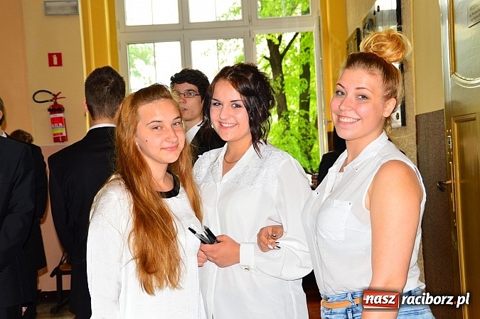 Zdjęcie w galerii na portalu naszraciborz.pl: Maturzyści I LO z optymizmem zasiedli do egzaminu z języka polskiego wiadomości z regionu