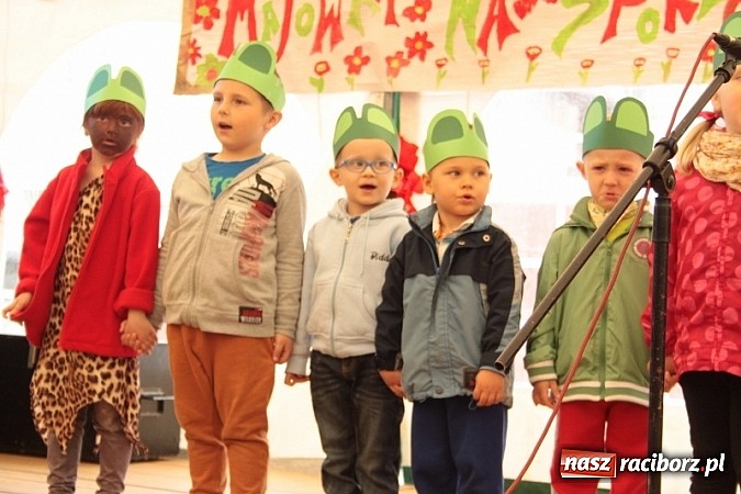 Zdjęcie w galerii na portalu naszraciborz.pl: Enigmatyczne kobiety Lou Bega na majówce? wiadomości z regionu