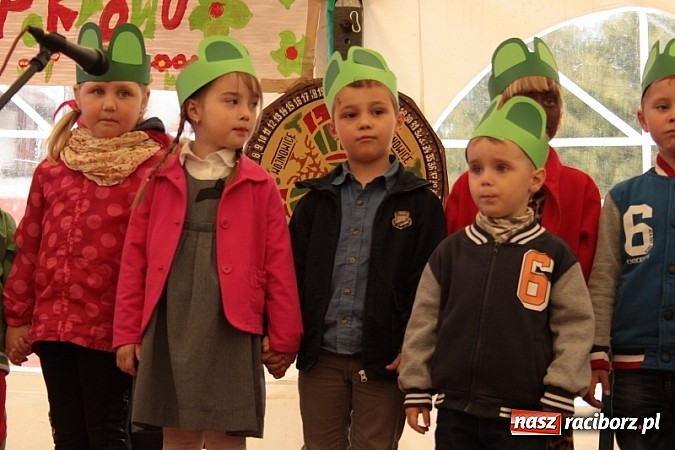 Zdjęcie w galerii na portalu naszraciborz.pl: Enigmatyczne kobiety Lou Bega na majówce? wiadomości z regionu