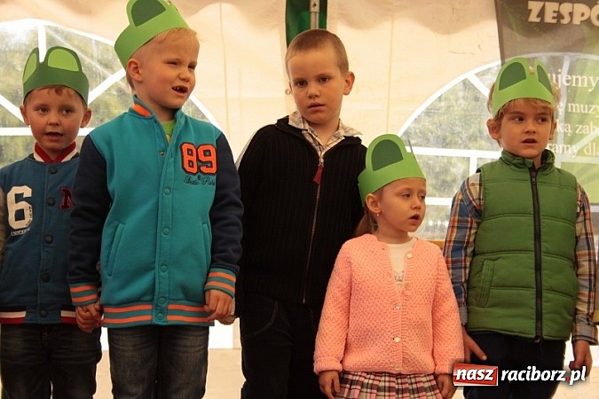 Zdjęcie w galerii na portalu naszraciborz.pl: Enigmatyczne kobiety Lou Bega na majówce? wiadomości z regionu