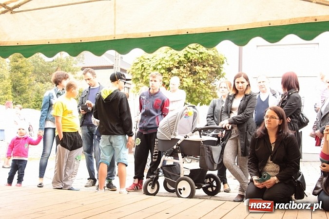 Zdjęcie w galerii na portalu naszraciborz.pl: Enigmatyczne kobiety Lou Bega na majówce? wiadomości z regionu