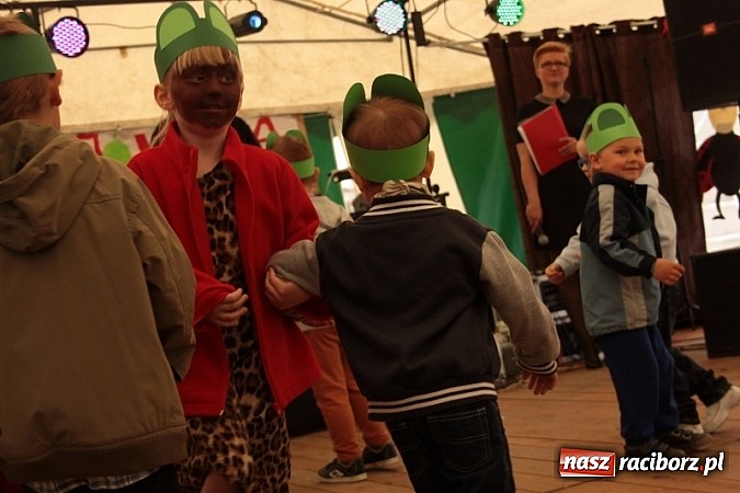 Zdjęcie w galerii na portalu naszraciborz.pl: Enigmatyczne kobiety Lou Bega na majówce? wiadomości z regionu