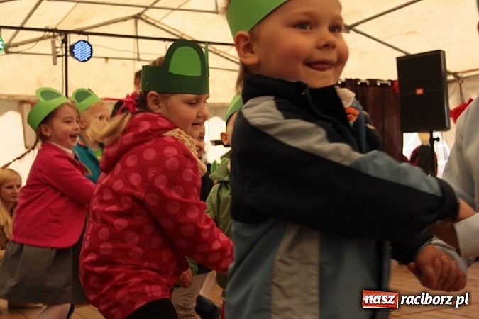 Zdjęcie w galerii na portalu naszraciborz.pl: Enigmatyczne kobiety Lou Bega na majówce? wiadomości z regionu