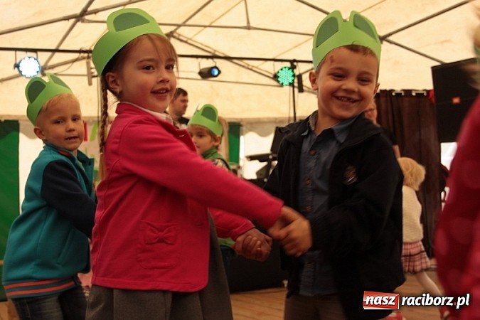 Zdjęcie w galerii na portalu naszraciborz.pl: Enigmatyczne kobiety Lou Bega na majówce? wiadomości z regionu