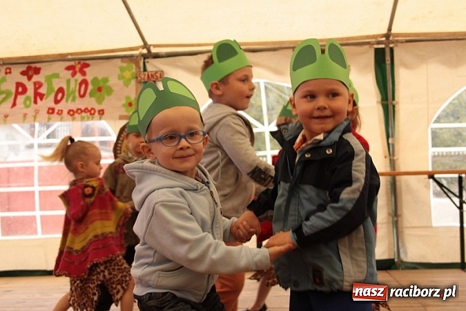 Zdjęcie w galerii na portalu naszraciborz.pl: Enigmatyczne kobiety Lou Bega na majówce? wiadomości z regionu