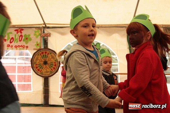 Zdjęcie w galerii na portalu naszraciborz.pl: Enigmatyczne kobiety Lou Bega na majówce? wiadomości z regionu