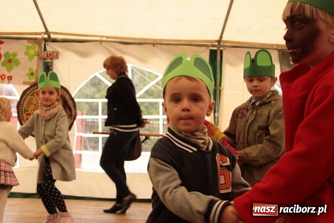 Zdjęcie w galerii na portalu naszraciborz.pl: Enigmatyczne kobiety Lou Bega na majówce? wiadomości z regionu