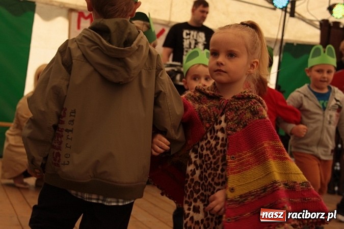 Zdjęcie w galerii na portalu naszraciborz.pl: Enigmatyczne kobiety Lou Bega na majówce? wiadomości z regionu