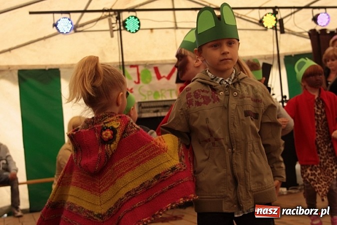 Zdjęcie w galerii na portalu naszraciborz.pl: Enigmatyczne kobiety Lou Bega na majówce? wiadomości z regionu