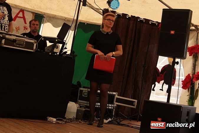 Zdjęcie w galerii na portalu naszraciborz.pl: Enigmatyczne kobiety Lou Bega na majówce? wiadomości z regionu