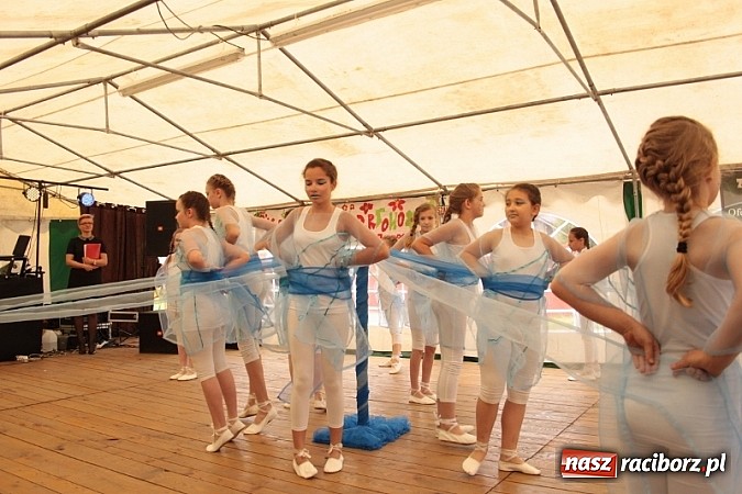 Zdjęcie w galerii na portalu naszraciborz.pl: Enigmatyczne kobiety Lou Bega na majówce? wiadomości z regionu