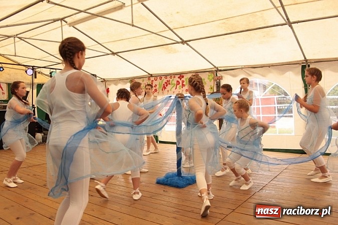 Zdjęcie w galerii na portalu naszraciborz.pl: Enigmatyczne kobiety Lou Bega na majówce? wiadomości z regionu