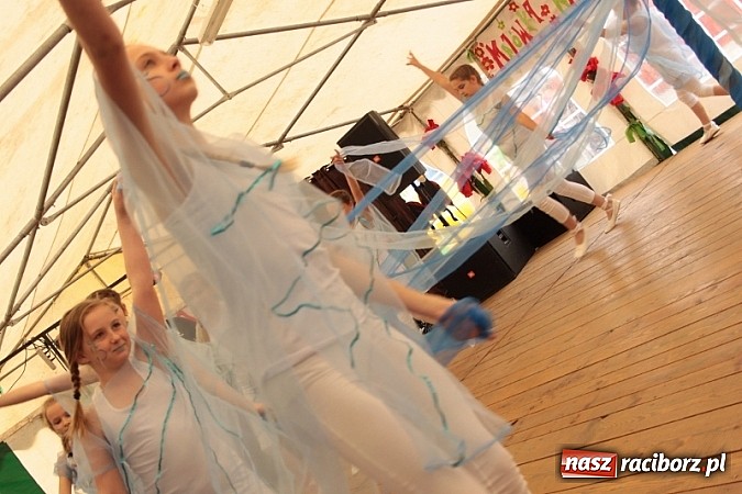 Zdjęcie w galerii na portalu naszraciborz.pl: Enigmatyczne kobiety Lou Bega na majówce? wiadomości z regionu