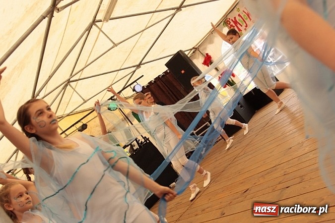 Zdjęcie w galerii na portalu naszraciborz.pl: Enigmatyczne kobiety Lou Bega na majówce? wiadomości z regionu