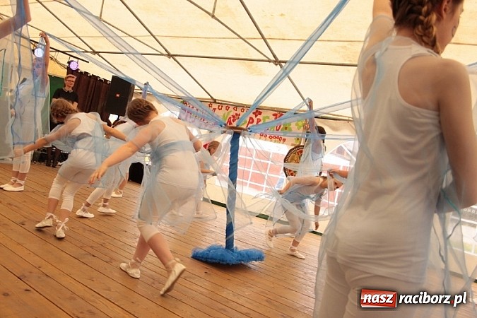 Zdjęcie w galerii na portalu naszraciborz.pl: Enigmatyczne kobiety Lou Bega na majówce? wiadomości z regionu