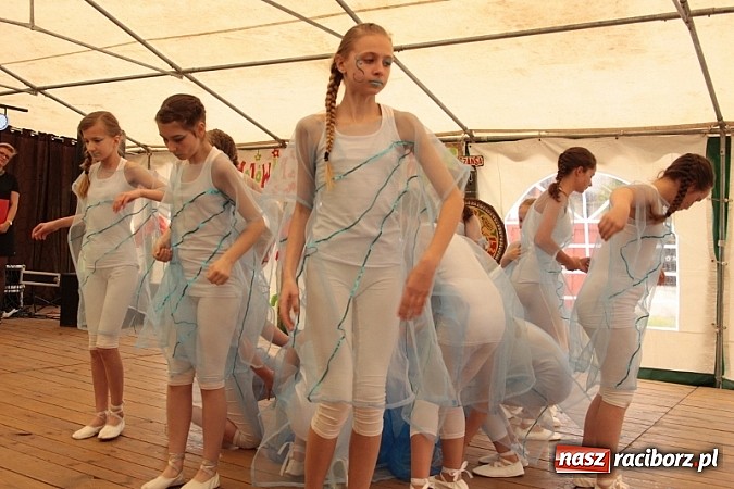 Zdjęcie w galerii na portalu naszraciborz.pl: Enigmatyczne kobiety Lou Bega na majówce? wiadomości z regionu