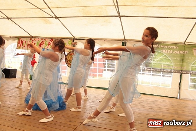 Zdjęcie w galerii na portalu naszraciborz.pl: Enigmatyczne kobiety Lou Bega na majówce? wiadomości z regionu