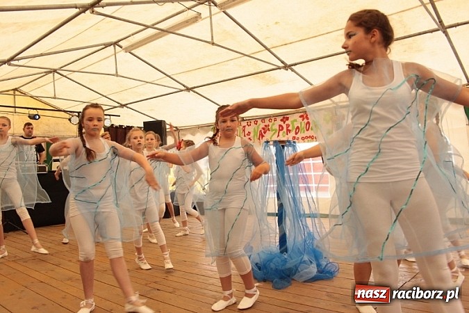 Zdjęcie w galerii na portalu naszraciborz.pl: Enigmatyczne kobiety Lou Bega na majówce? wiadomości z regionu