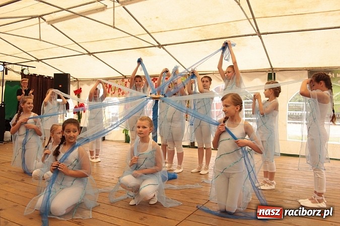 Zdjęcie w galerii na portalu naszraciborz.pl: Enigmatyczne kobiety Lou Bega na majówce? wiadomości z regionu