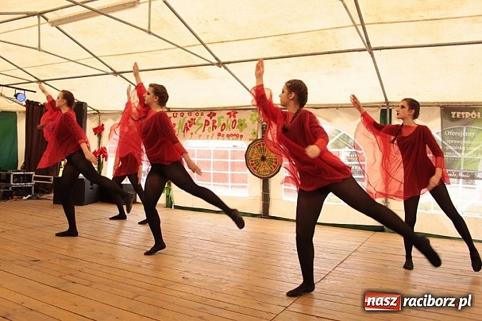 Zdjęcie w galerii na portalu naszraciborz.pl: Enigmatyczne kobiety Lou Bega na majówce? wiadomości z regionu