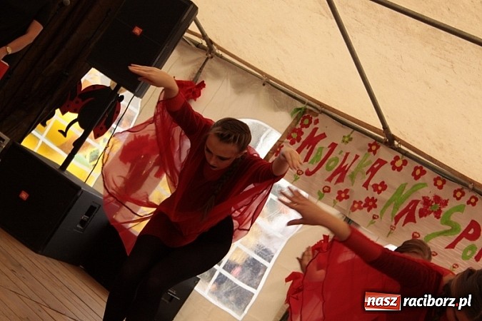 Zdjęcie w galerii na portalu naszraciborz.pl: Enigmatyczne kobiety Lou Bega na majówce? wiadomości z regionu