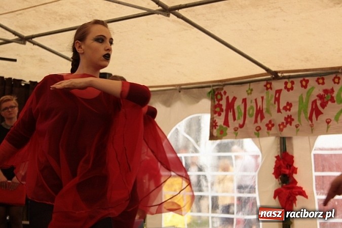 Zdjęcie w galerii na portalu naszraciborz.pl: Enigmatyczne kobiety Lou Bega na majówce? wiadomości z regionu