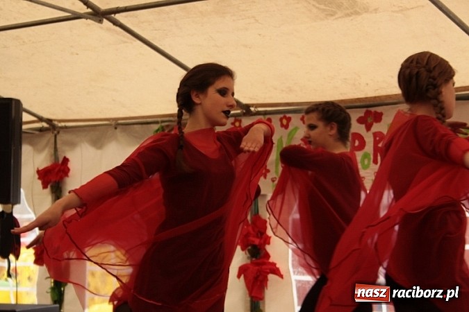 Zdjęcie w galerii na portalu naszraciborz.pl: Enigmatyczne kobiety Lou Bega na majówce? wiadomości z regionu