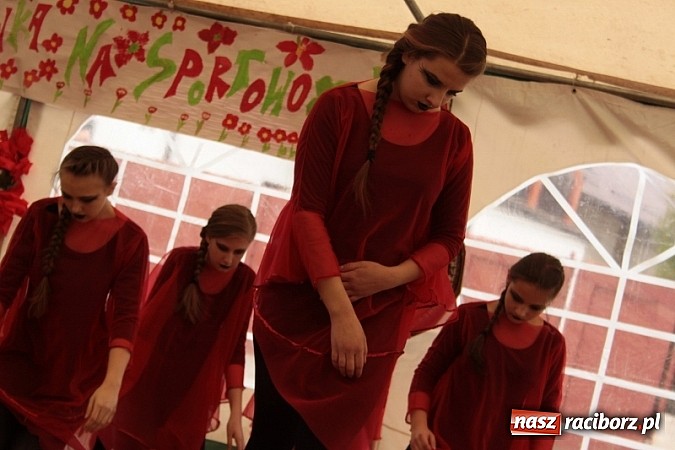 Zdjęcie w galerii na portalu naszraciborz.pl: Enigmatyczne kobiety Lou Bega na majówce? wiadomości z regionu