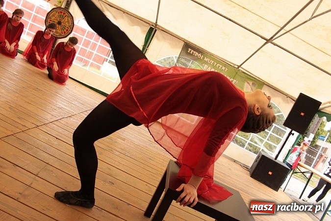 Zdjęcie w galerii na portalu naszraciborz.pl: Enigmatyczne kobiety Lou Bega na majówce? wiadomości z regionu