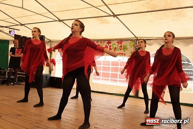 Zdjęcie w galerii na portalu naszraciborz.pl: Enigmatyczne kobiety Lou Bega na majówce? wiadomości z regionu