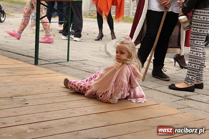 Zdjęcie w galerii na portalu naszraciborz.pl: Enigmatyczne kobiety Lou Bega na majówce? wiadomości z regionu