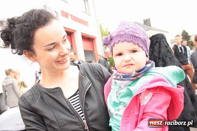 Zdjęcie w galerii na portalu naszraciborz.pl: Enigmatyczne kobiety Lou Bega na majówce? wiadomości z regionu